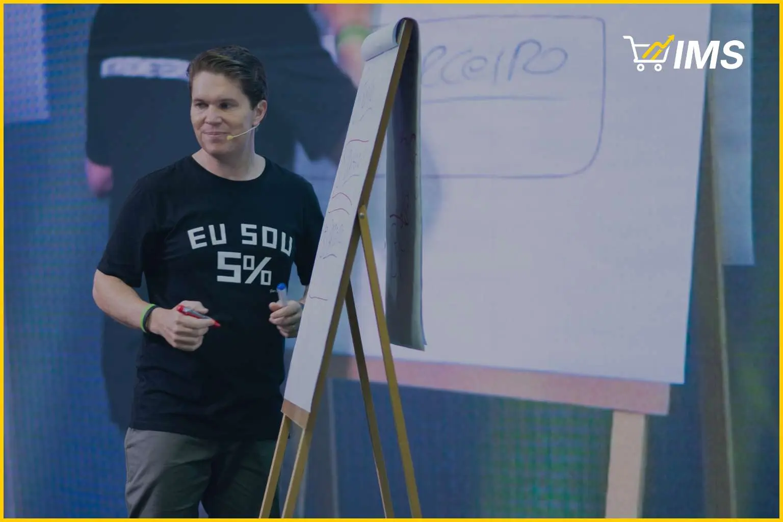 Pedro Della'Nora em flipchart usando IA aplicada ao supermercado durante a Imersão
