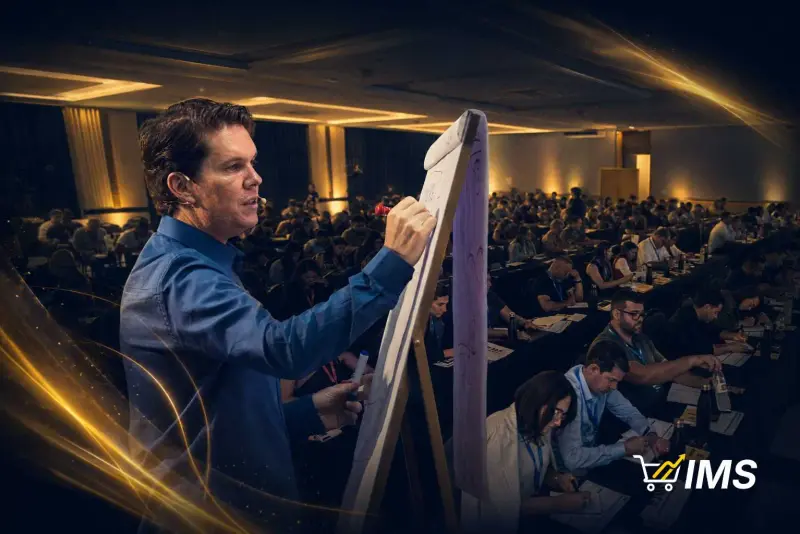 Pedro Della'Nora ensinando em flipchart durante a Imersão Meteórica, com plateia de supermercadistas tomando notas