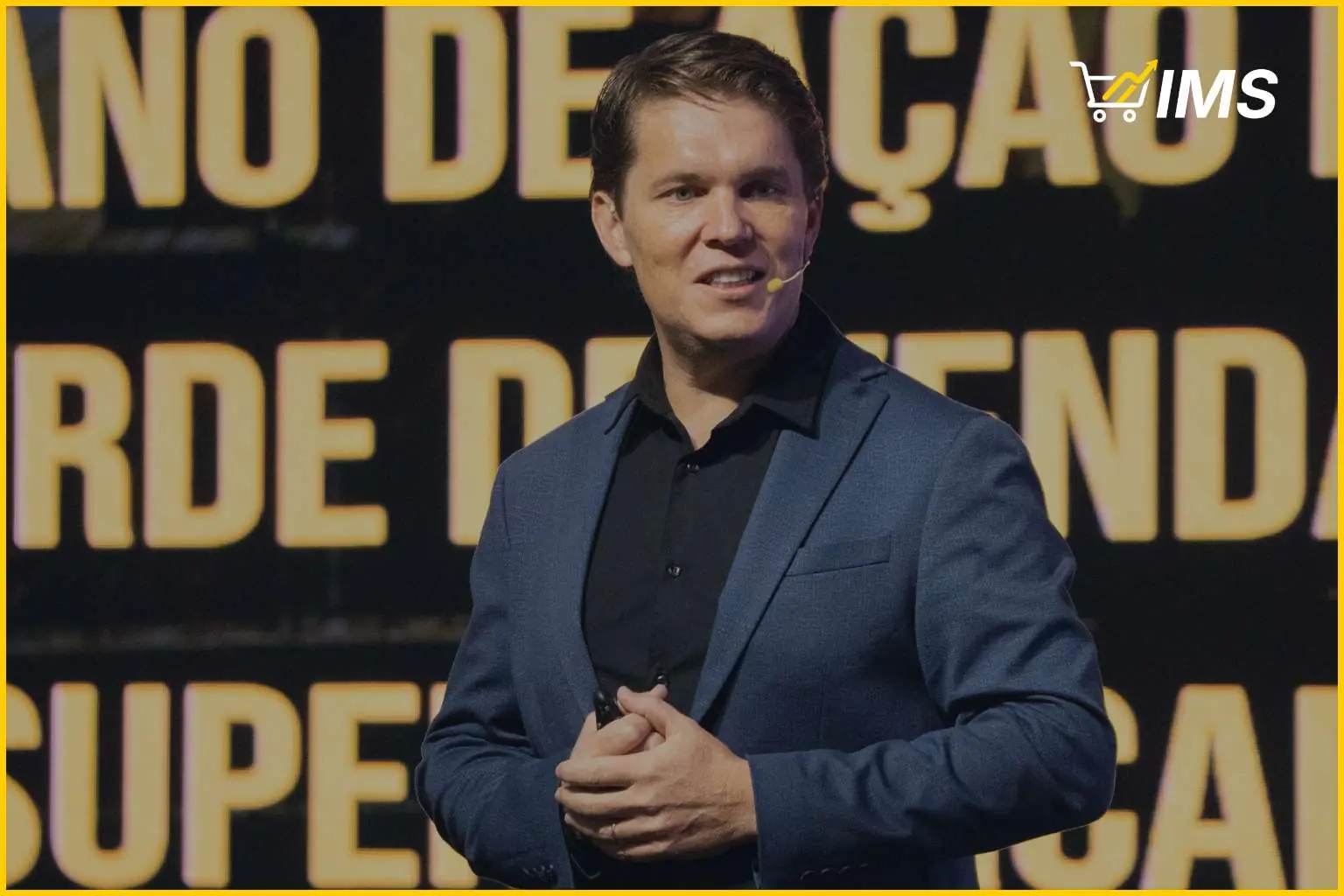 Pedro Della'Nora em palco falando sobre gestão de supermercado voltada ao lucro