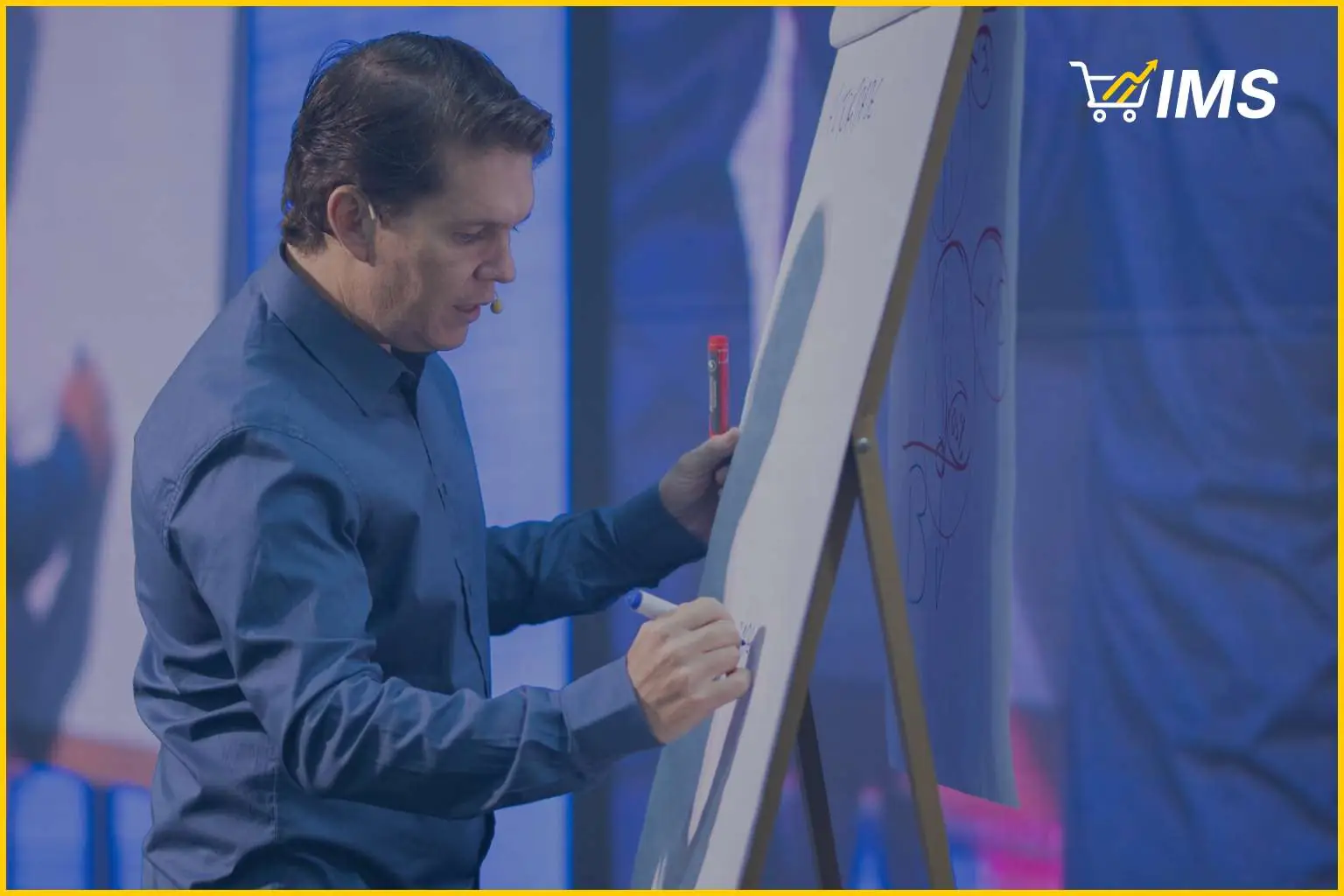 Pedro Della'Nora escrevendo fórmula de precificação em flipchart durante a Imersão